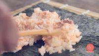 清淡无负担三文鱼寿司卷的做法步骤4