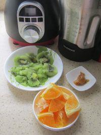 猕猴桃柳橙汁的做法步骤2