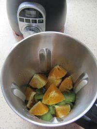 猕猴桃柳橙汁的做法步骤3
