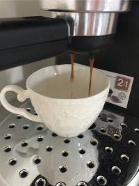 卡布基诺拉花咖啡的做法步骤2