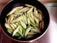 丝瓜炒毛豆的做法步骤3