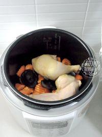 甘笋香菇鸡腿汤的做法步骤3