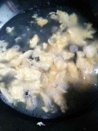 蟹味菇鸡蛋汤的做法步骤4