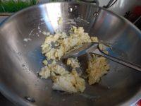 酱鸡蛋炒凉粉的做法步骤5