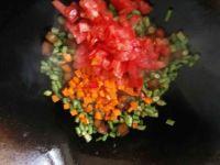 豇豆胡萝卜西红柿炒肉丁的做法步骤7