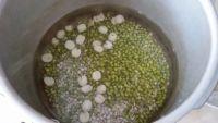 莲子绿豆薏米汤的做法步骤3